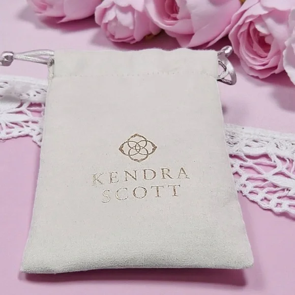 New! Kendra Scott Kyla Flower Pendant Necklace – Silver Rhodium/Pink Cat’s Eye Necklaces